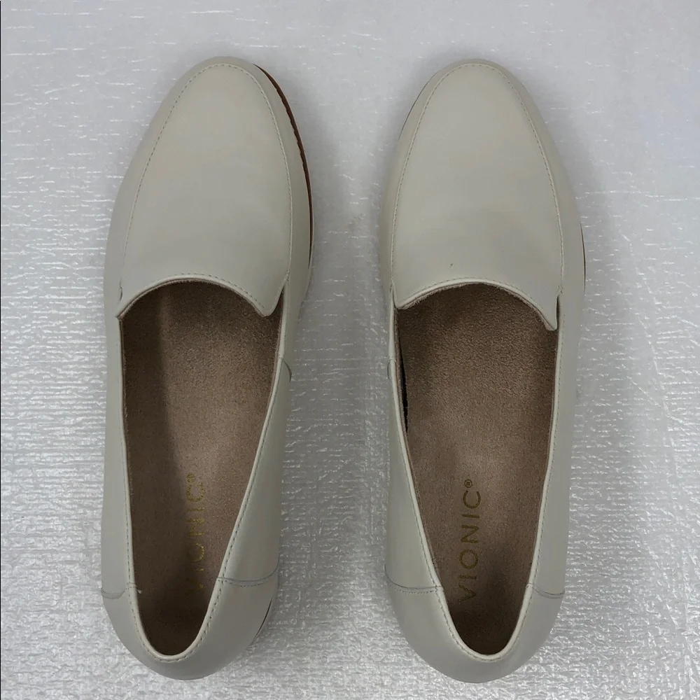 NEW Vionic Loafers Kensley Cream Leather Slip On Chunky Lug Soles Women’s Size 9